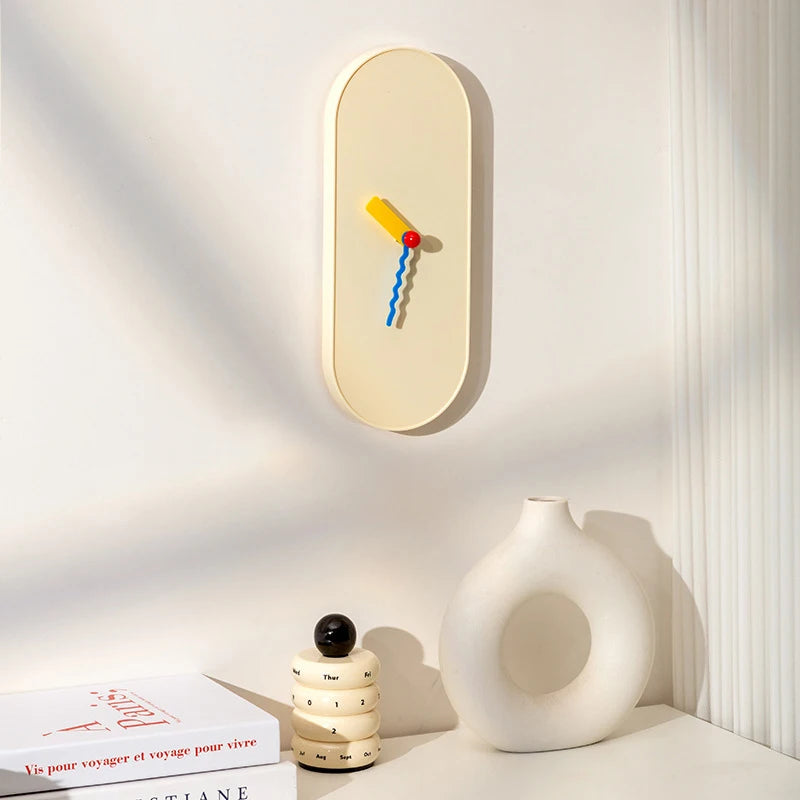 horloge murale moderne beige aiguille rouge bleue adhésive minimaliste chambre enfant decoration maison