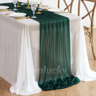 Chemin de table transparent vert foncé sur table en bois