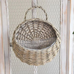 panier suspendu tressé rotin marron clair brun foncé gris rustique naturel crochets