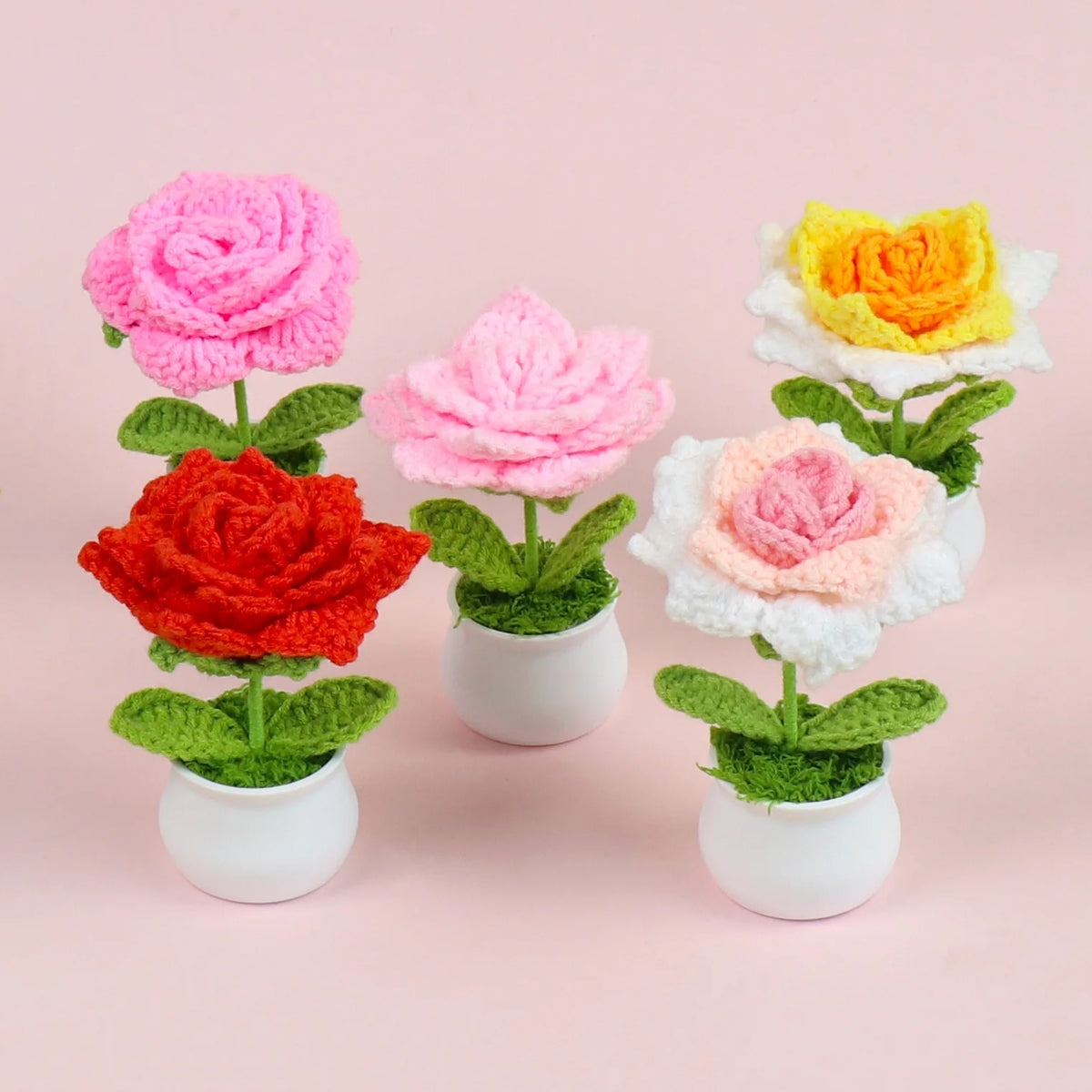 fleurs artificielles tricotées rouge rose jaune blanches décoration maison artisanal intérieur anniversaire baby shower