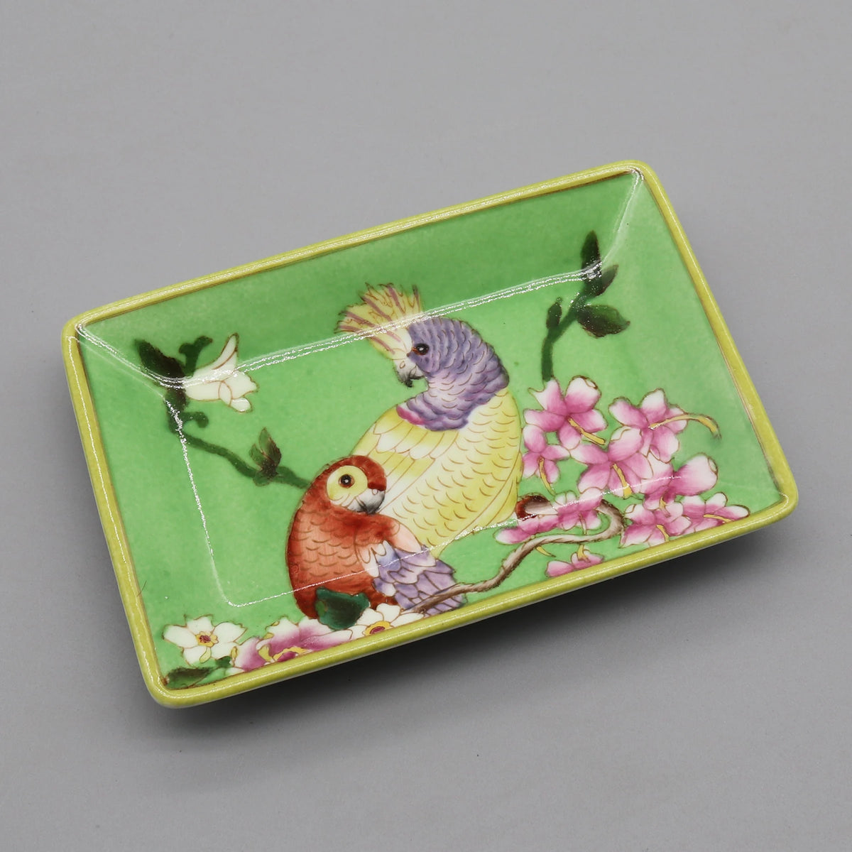 assiettes décoratives artisanales fleurs oiseaux motifs floraux couleurs vertes blanches opaques