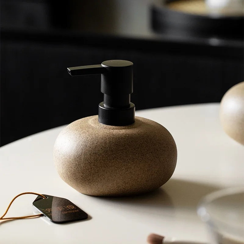 distributeur savon liquide céramique texture granulée moderne minimaliste beige noir
