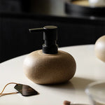distributeur savon liquide céramique texture granulée moderne minimaliste beige noir