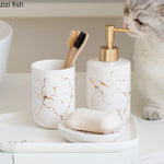 ensemble salle bain moderne blanc doré marbre veines élégant pompe tasse dents support savon