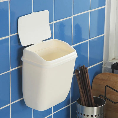 Poubelle murale blanche 5L fixée au mur dans une salle de bain moderne