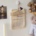 calendrier mural tissu lin beige clair minimaliste rustique pince magnétique ruban coton deco mur