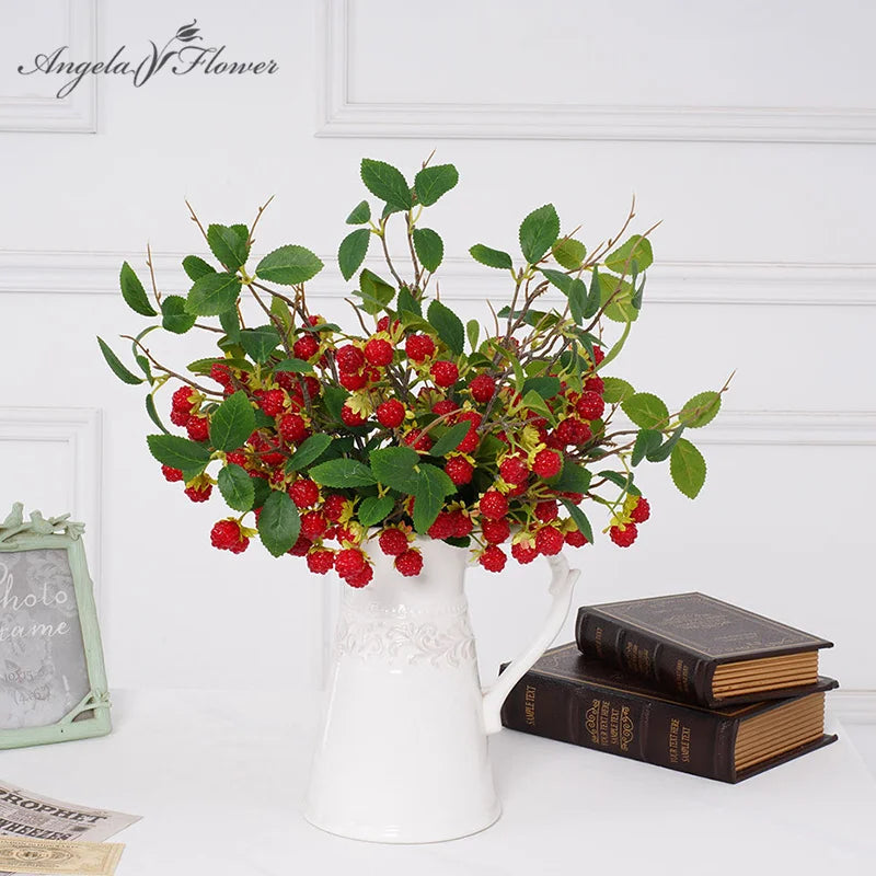 Branche de baies de Noël artificielles noires dans un vase de table