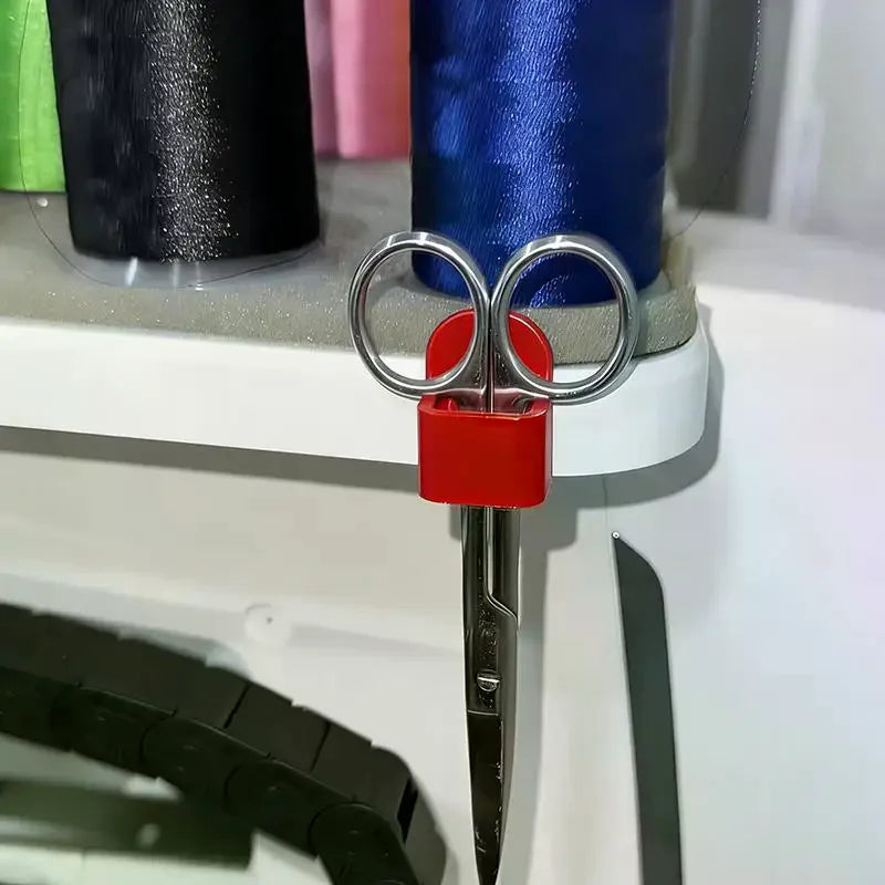 ciseaux rangement adhésif broderie outils plastique bleu floral noir rouge blanc classique