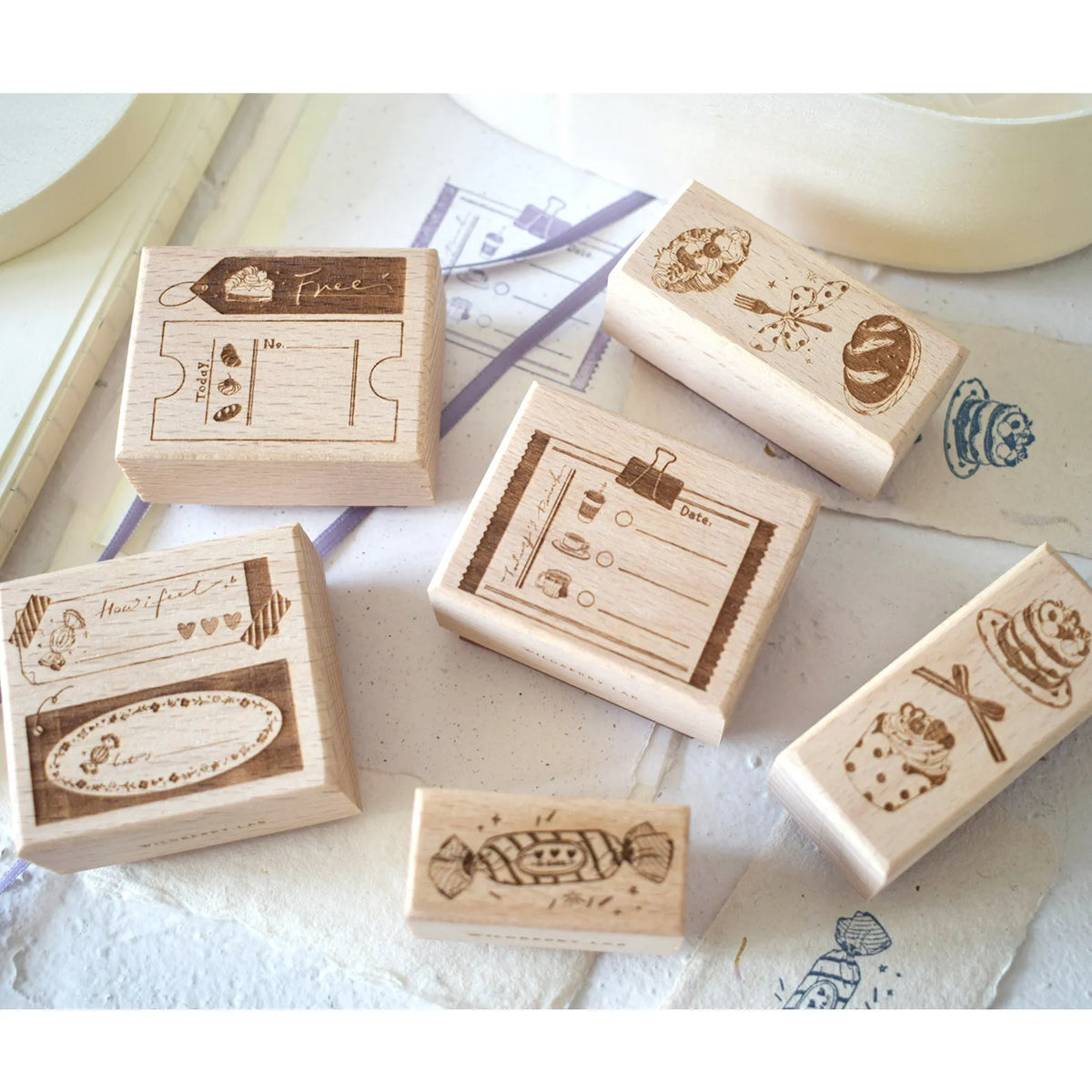 tampons bois naturels motifs gâteaux bonbons artisanal scrapbooking étiquettes journalisation decorative