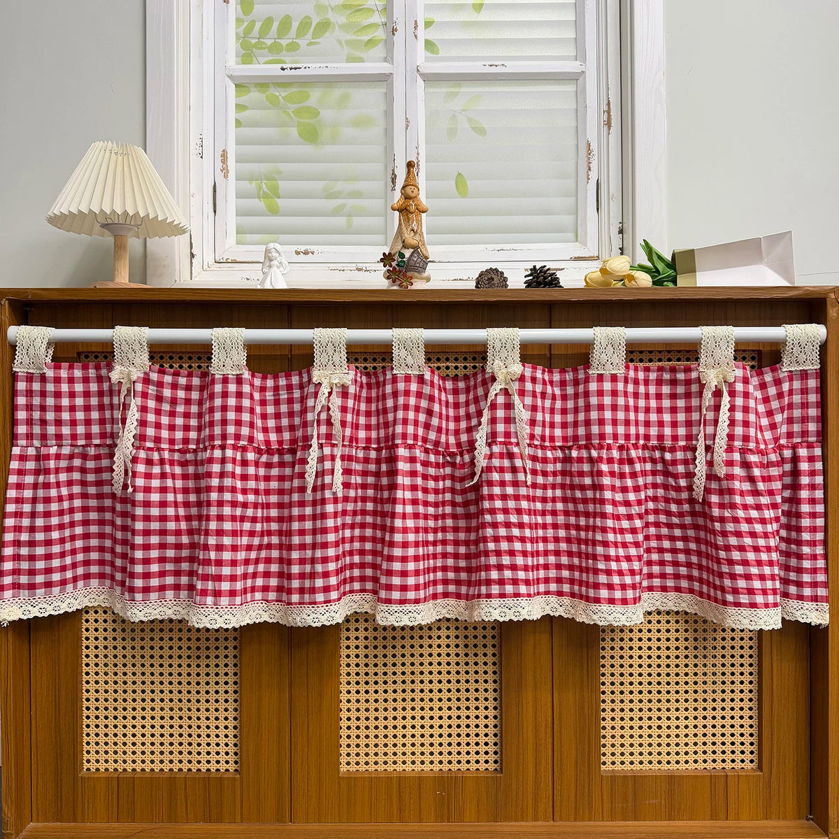 rideau rouge vichy semi transparent polyester dentelle blanche fenêtre rustique chambre cuisine