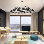 chandelier moderne suspension bras articulés noir blanc bois clair lumière