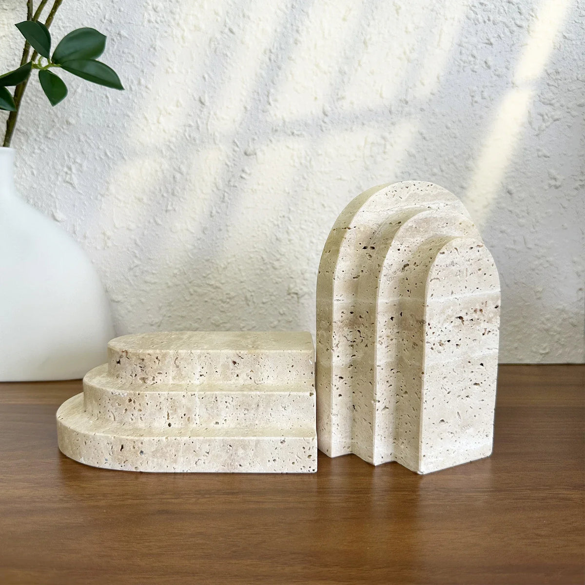 support livres pierre naturelle moderne beige clair taches noires salon décoration