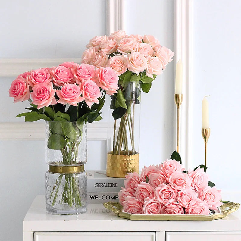 bouquet roses artificielles mariage anniversaire décoration intérieure plateau doré vase transparent feuilles vertes classique
