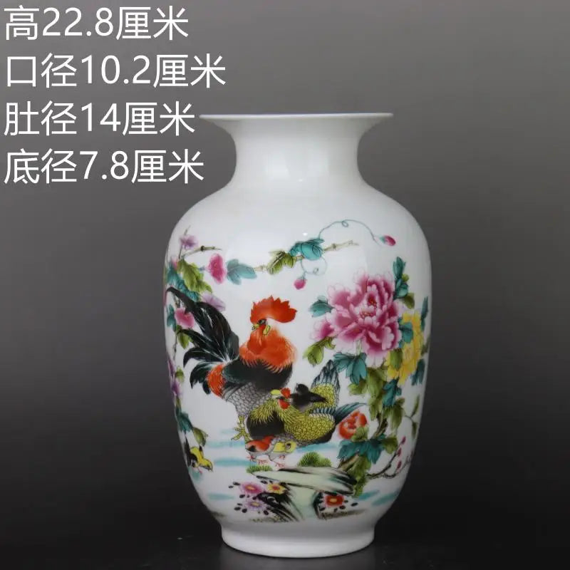 Vase en porcelaine décoré de motifs floraux colorés et d'un coq aux plumes éclatantes, représentant une scène naturelle.