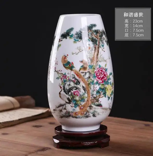 Un vase décoratif en porcelaine blanche orné de motifs floraux et de figures d'oiseaux peints à la main, créant une scène harmonieuse et élégante.