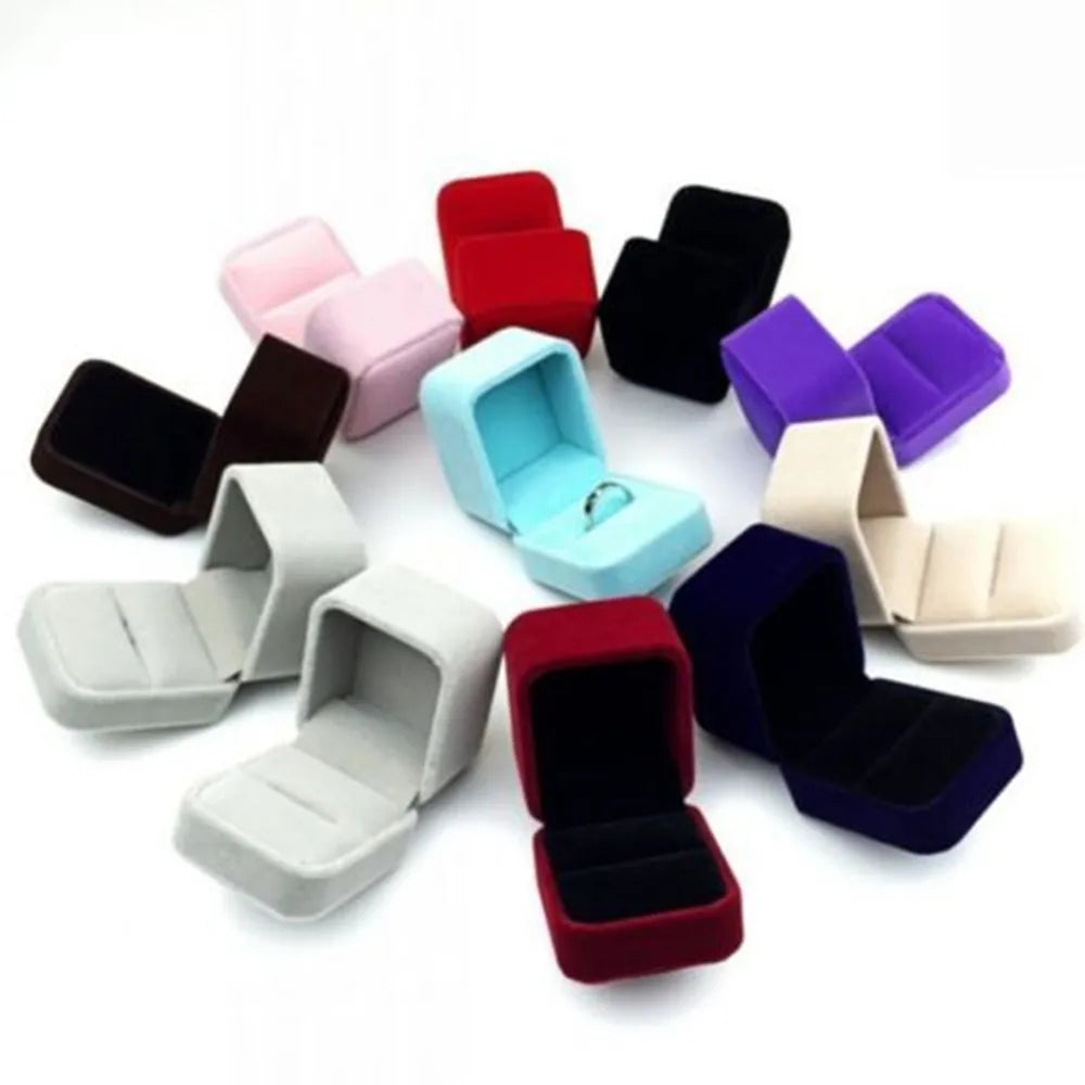 boîtes rangement velours rouges violettes roses grises noires bleues bijoux bague mariage saint valentin