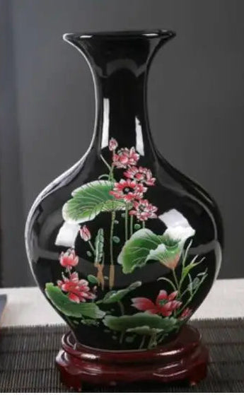 Vase en céramique noire avec de belles fleurs roses et feuilles vertes peintes à la main.
