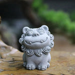 statues lions gris texture sculptée motifs floraux japonais traditionnel shisa dimensions petites