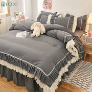 lit ensemble romantique gris crème froncés drap housse taies oreillers chambre élégante raffinée