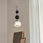 Lampe pendentif en métal brun dans une salle de bain contemporaine