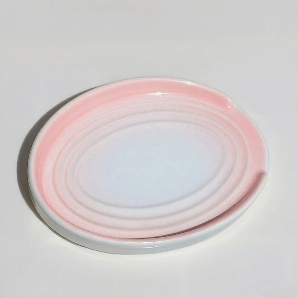 porte cuillère céramique moderne rangement assiettes ovales texturées couleurs vives zen étagère cuisine minimaliste