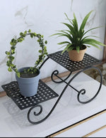 étagère plante métal structure florale courbe élégant pots blancs noirs fixations visuelles