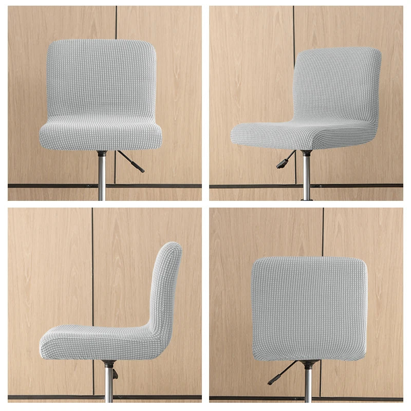 Housse de chaise extensible en gris clair dans un intérieur moderne