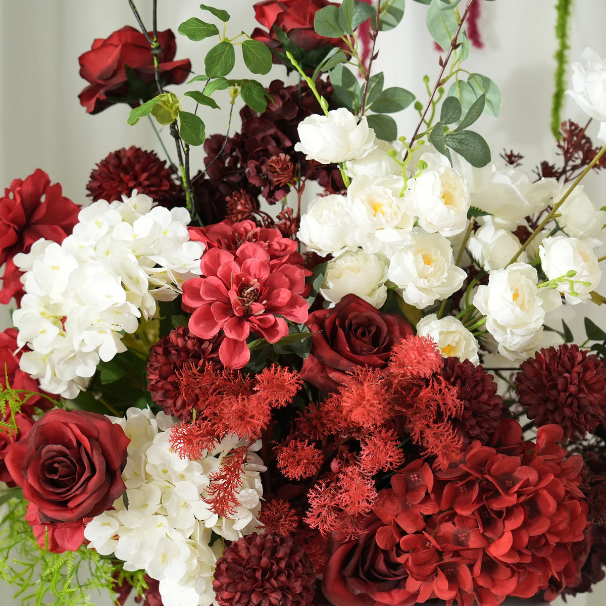 décoration événement bouquet fleurs artificielles rouge blanches vertes extérieur intérieur classique