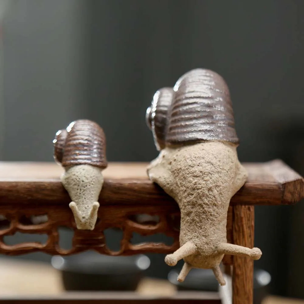 ornements céramique escargots gris artisanal détails sculptés décoration thé animal compagnie miniature imitation antique