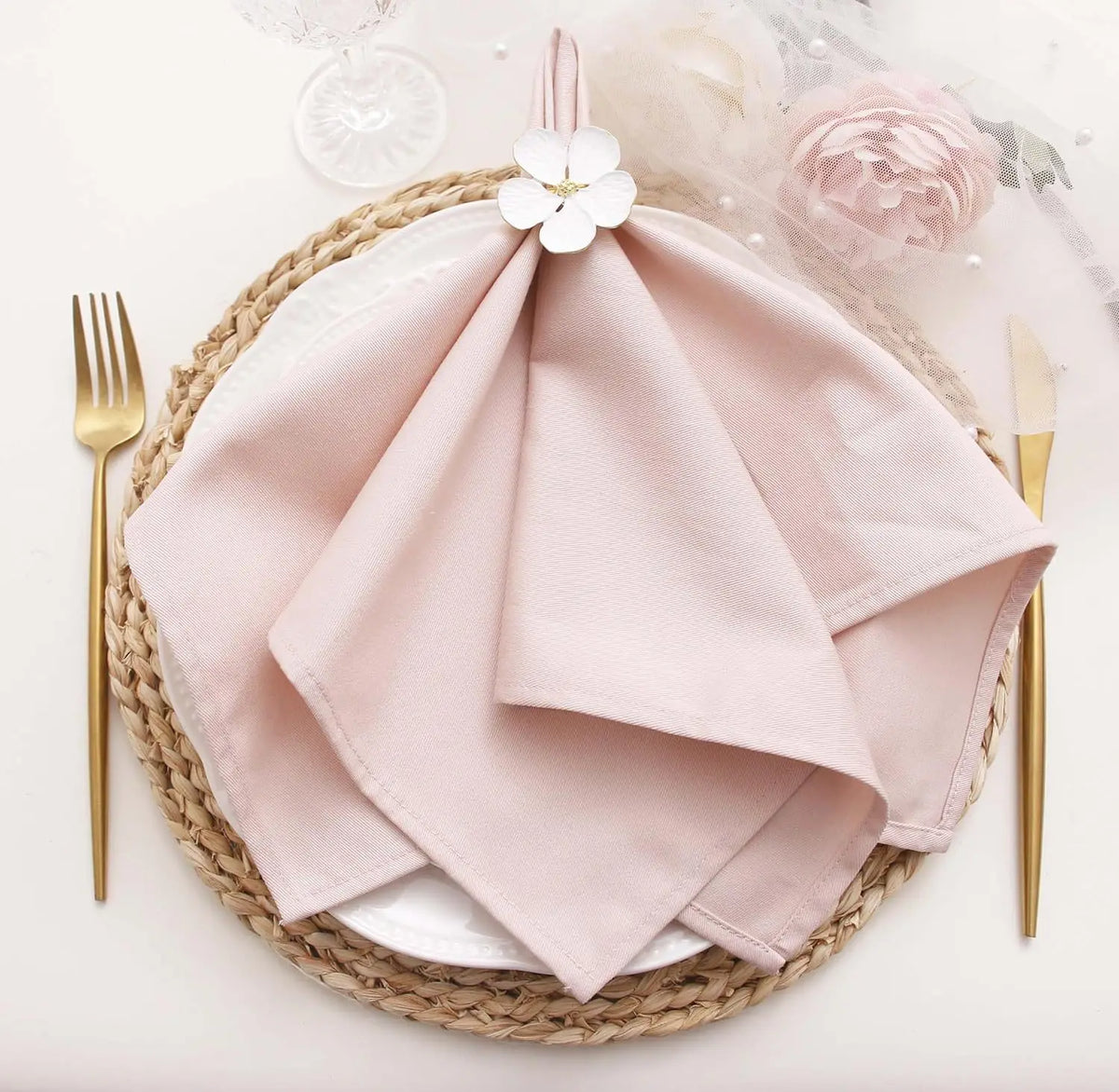 serviettes table vert pastel rose pâle beige clair motif uni classique élégant nœud fleur