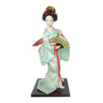 poupée japonaise geisha argile broderie florale motifs géométriques accessoires traditionnels blanc rouge vert bleu