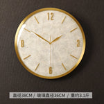 horloge murale moderne or blanc cadran marbré aiguille salon étude