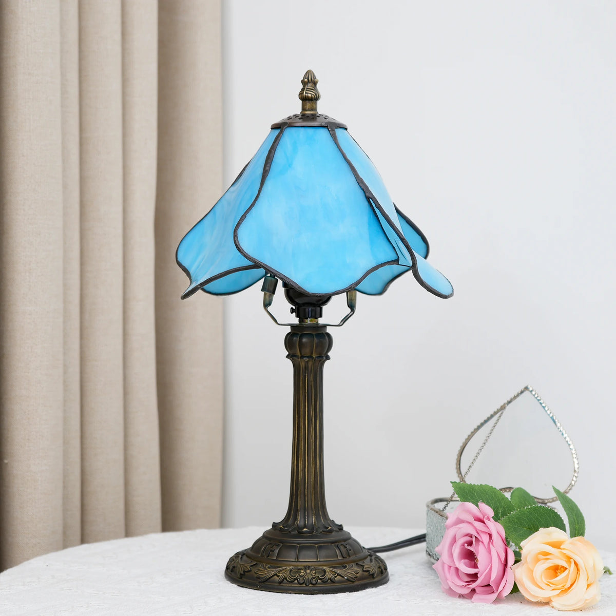 lampe table art nouveau tiffany bleu bronze verre texturé fleurs stylisées moderne