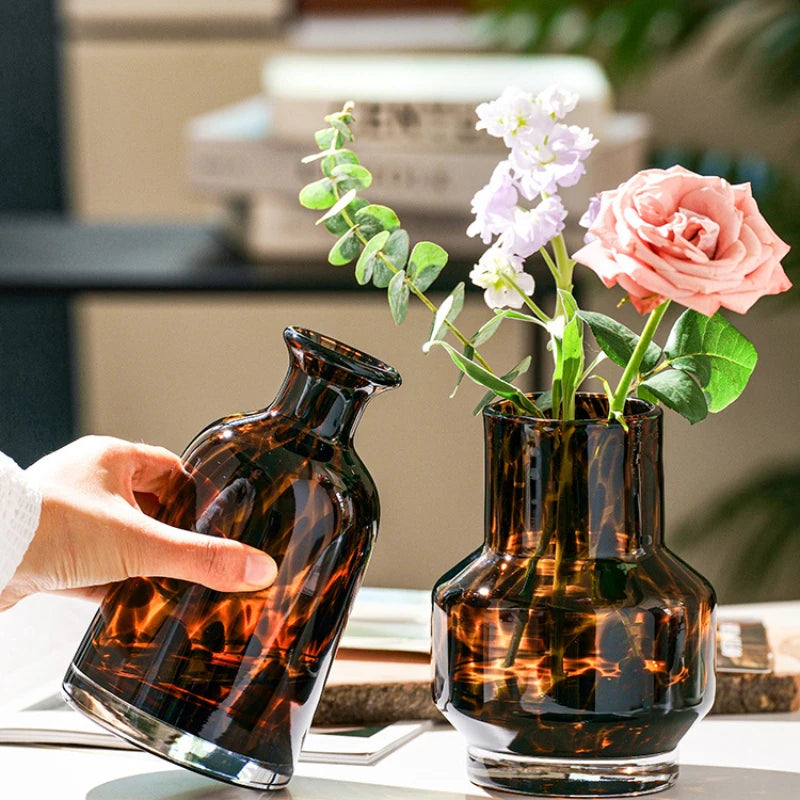 vase moderne translucide motif tortue brun foncé rose violet arrangement fleurs eucalyptus décoration intérieure