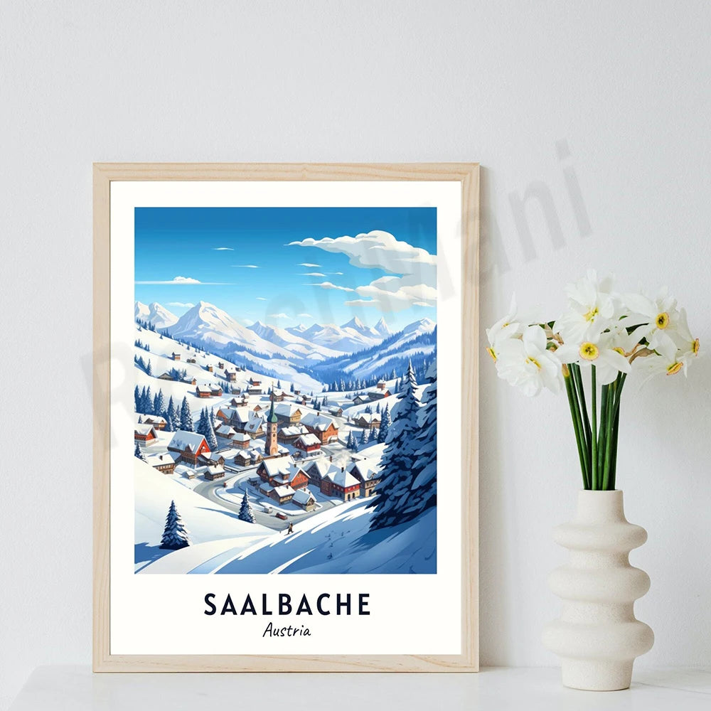 Paysage enneigé d'un village de montagne autrichien, avec des maisons typiques, des sapins et des montagnes en arrière-plan sous un ciel bleu.