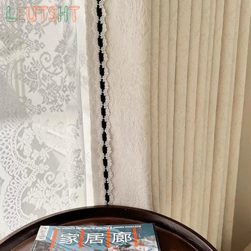 rideau occultant blanc moderne texture froissée motif floral pompons salon