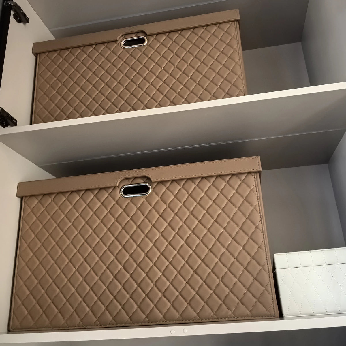 boîte rangement cuir matelassé poignées métalliques chambre moderne