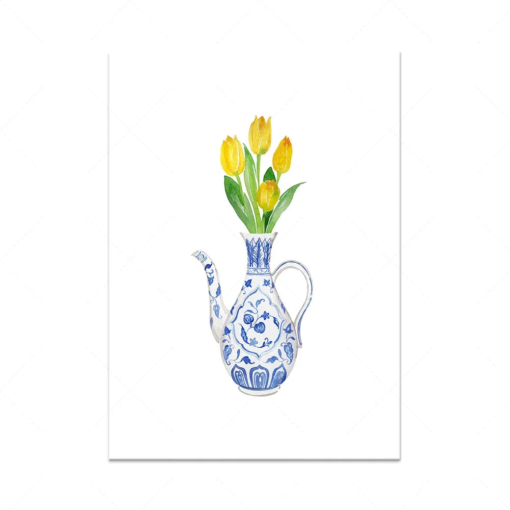 Un bouquet de tulipes jaunes épanoui dans un vase en porcelaine bleue et blanche aux motifs ornementaux.