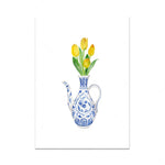 Un bouquet de tulipes jaunes épanoui dans un vase en porcelaine bleue et blanche aux motifs ornementaux.