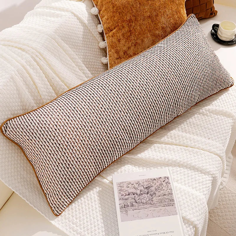 housse coussin décoration moderne motif géométrique brodé noir blanc pompons maison luxe
