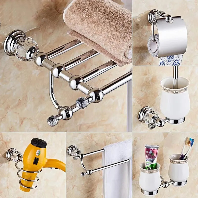 Ensemble d'accessoires de salle de bain en laiton chromé avec finition cristal argenté vu de face