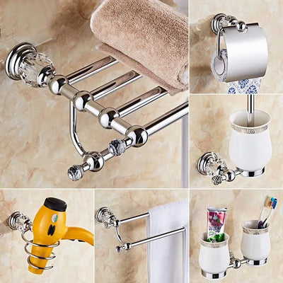 Ensemble d'accessoires de salle de bain en laiton chromé avec finition cristal argenté vu de face
