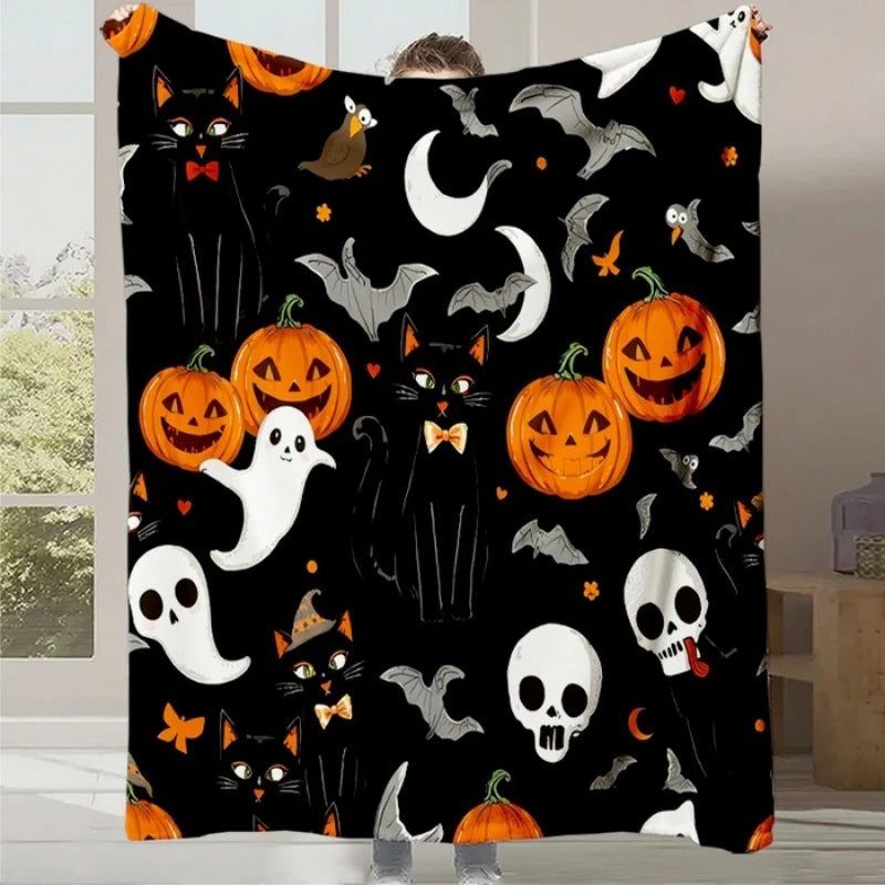 Cette image présente des éléments typiques de l'Halloween, tels que des citrouilles sculptées, des chats noirs, des fantômes et des chauves-souris, sur un fond sombre. L'ensemble crée une ambiance festive et mystérieuse propre à cette célébration.