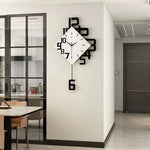 Horloge murale carrée noire avec pendule dans une chambre à coucher