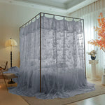 Un lit à baldaquin élégant et décoratif dans une chambre lumineuse, avec de beaux rideaux gris et des fleurs oranges qui apportent une belle touche de couleur.