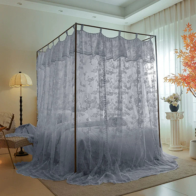 Un lit à baldaquin élégant et décoratif dans une chambre lumineuse, avec de beaux rideaux gris et des fleurs oranges qui apportent une belle touche de couleur.