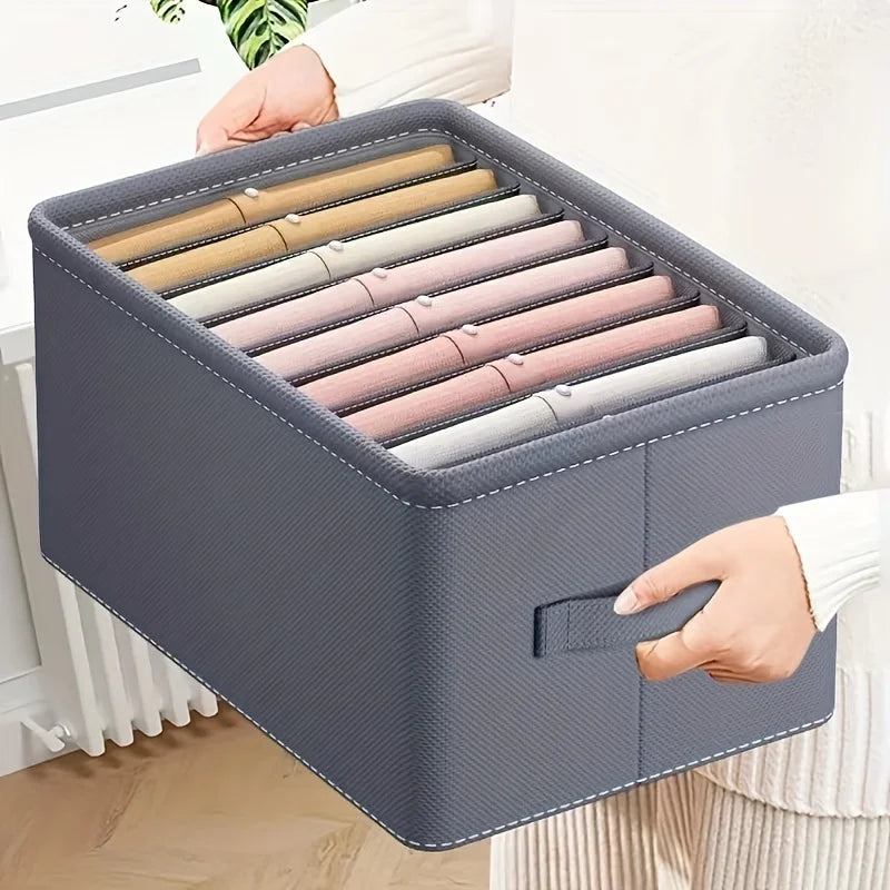 Détail des compartiments de la boîte de rangement pour pantalons