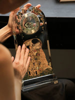 horloge table art nouveau klimt baiser cadran doré transparent verre géométrique salon vintage aiguille