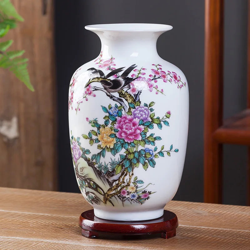 Un magnifique vase en porcelaine orné de fleurs colorées et d'oiseaux élégants, une pièce décorative raffinée qui apporte une touche de beauté et de sophistication à un intérieur.