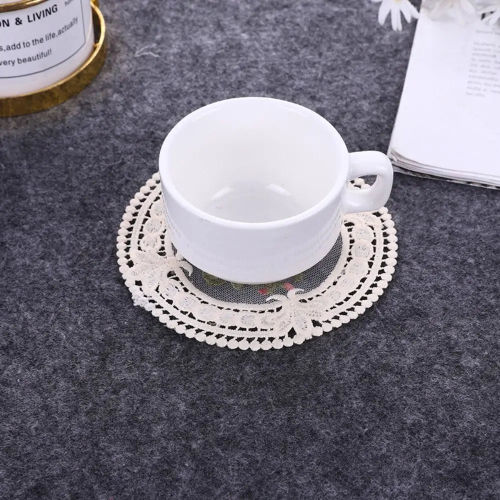 serviettes table brodées fleurs dentelées beige rose vert traditionnelles 12cm respectueuses environnement